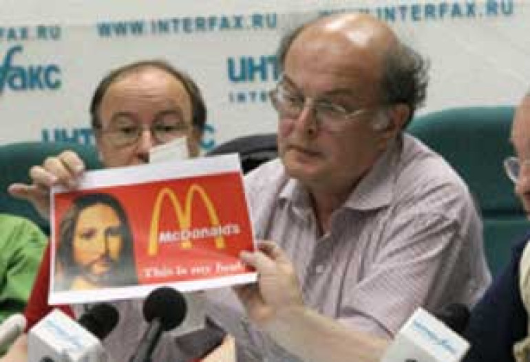 Суд в Калуге нашел экстремизм в картине с Микки Маусом