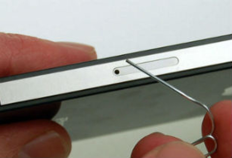 Канцелярская скрепка помогла обойти пароль в iPhone