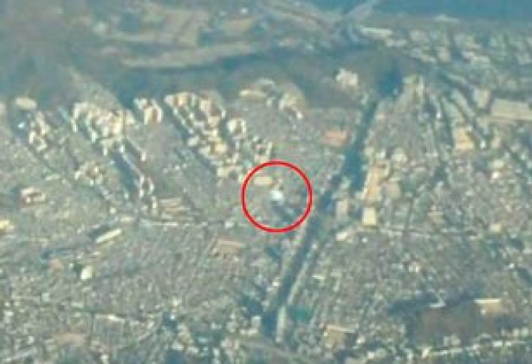 Mysterious UFO flying above Seoul shocks passengers 