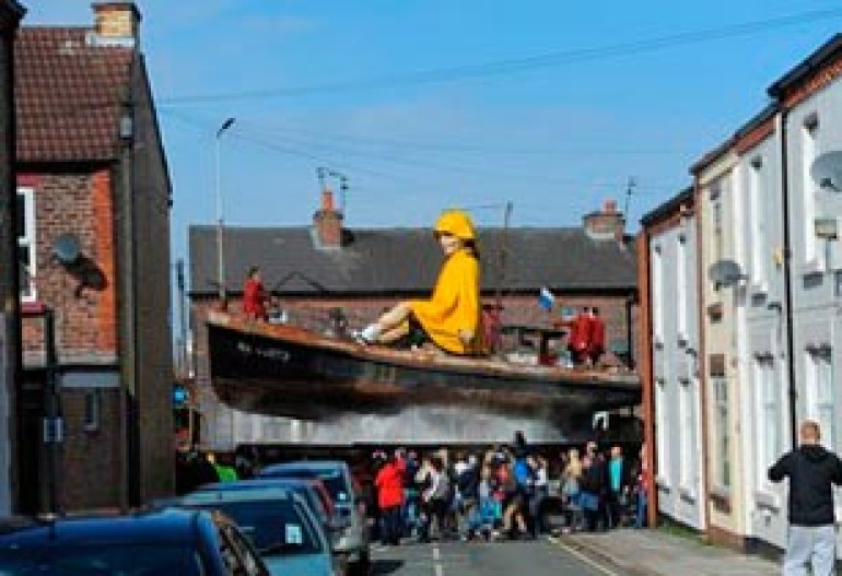 Liverpool streets showcase giant puppet show marking Titanic centenary (video)