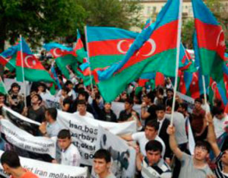 В Баку перед посольством Ирана прошла многочисленная акция протеста