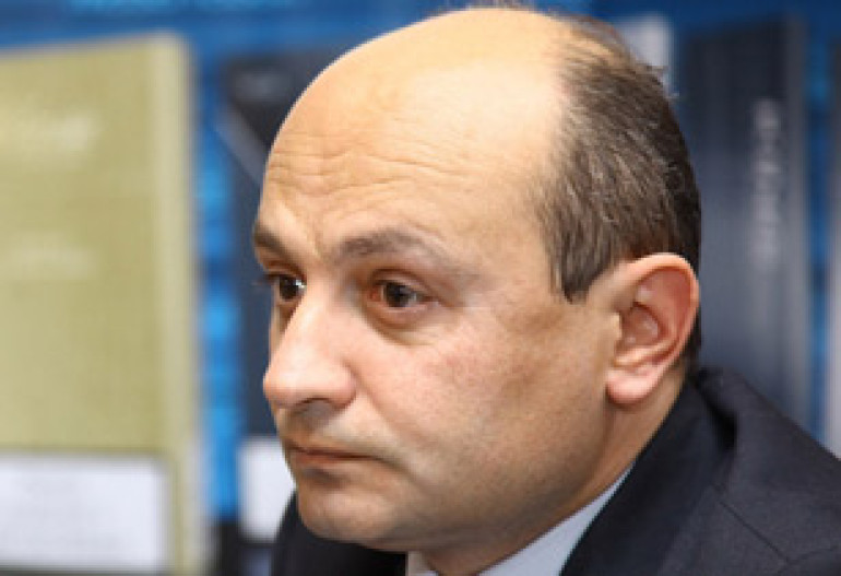 Театральное представление Серж Саргсян-Роберт Кочарян похоже на ссору супружеской пары – Степа Сафарян Театральное представление Серж Саргсян-Роберт Кочарян похоже на ссору супружеской пары – Степа Сафарян