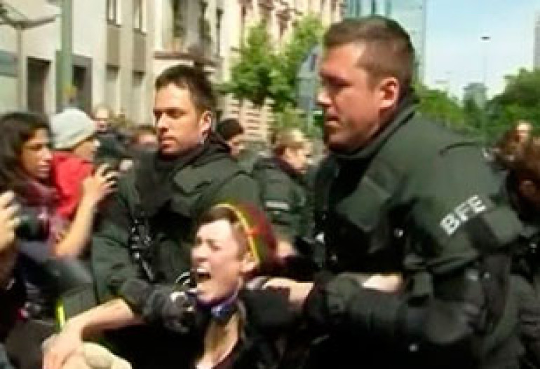 В Германии акция «Захвати Франкфурт» закончилась массовыми арестами ( видео)
