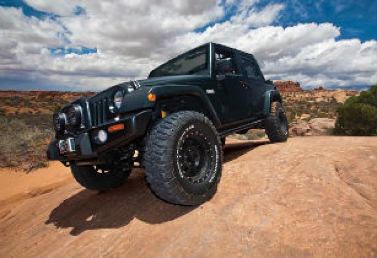 Chrysler отзывает более 67 тысяч автомобилей Jeep из-за риска возгорания (видео)