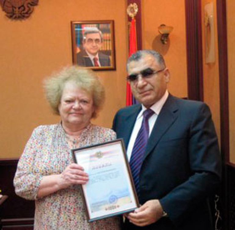 Armenia’s ambassador to Ukraine awards Bogdan and Varvara Khanenko Arts Museum director