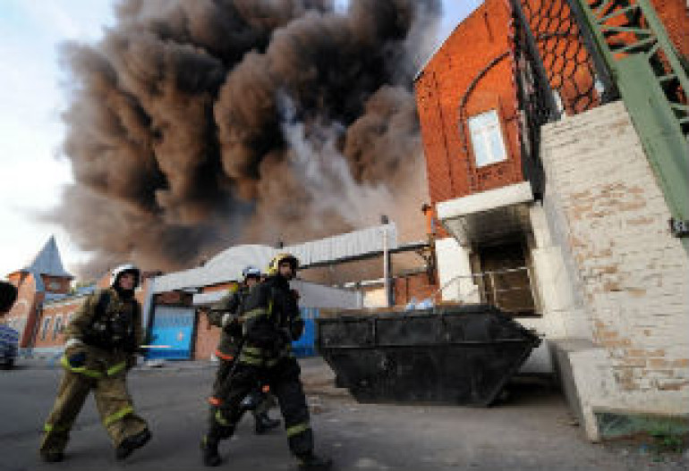 Склад горит на севере Москвы, внутри есть газовые баллоны
