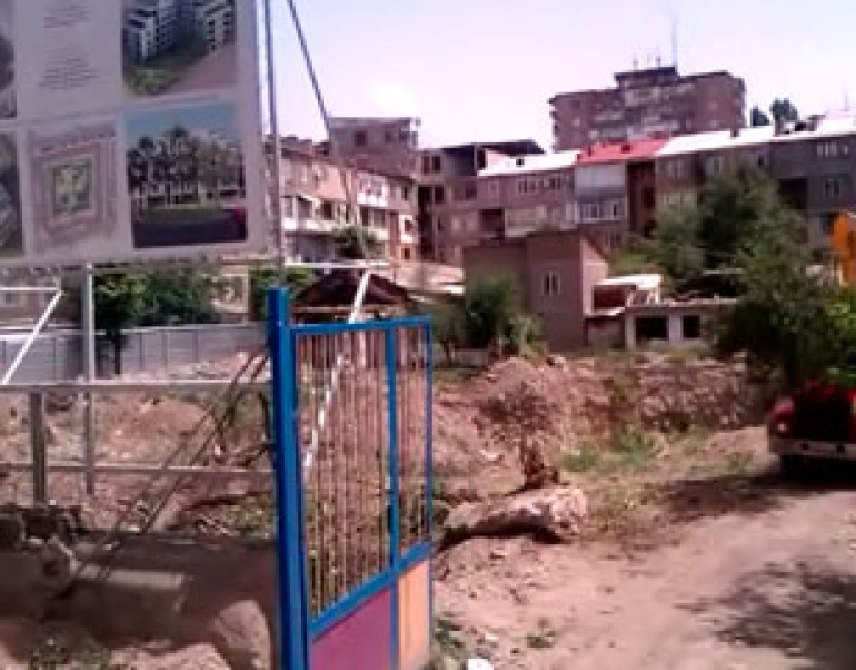 В Ереване по адресу Налбандяна 106/1 строители рубят деревья (видео) 