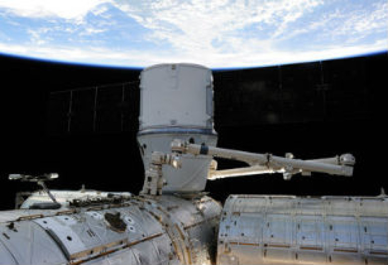 Американский космический корабль Dragon вернулся на Землю