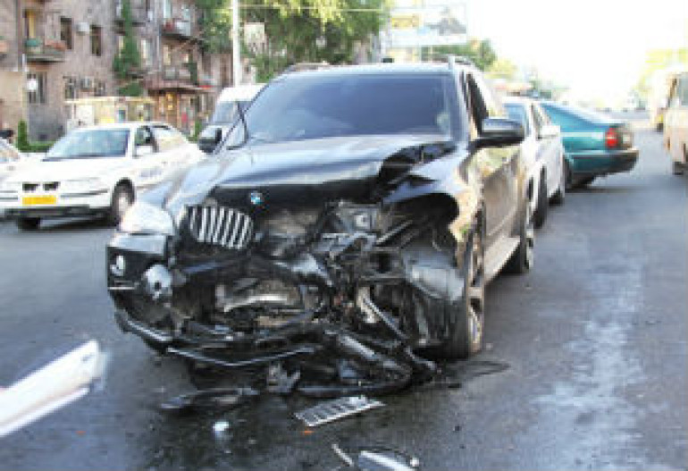 В Ереване друг с другом столкнулись Lexus и BMW X5 – оба водителя госпитализированы В Ереване друг с другом столкнулись Lexus и BMW X5 – оба водителя госпитализированы