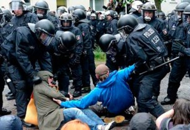 Баррикады, огонь и драки во время шествия неонацистов в Гамбурге (видео)