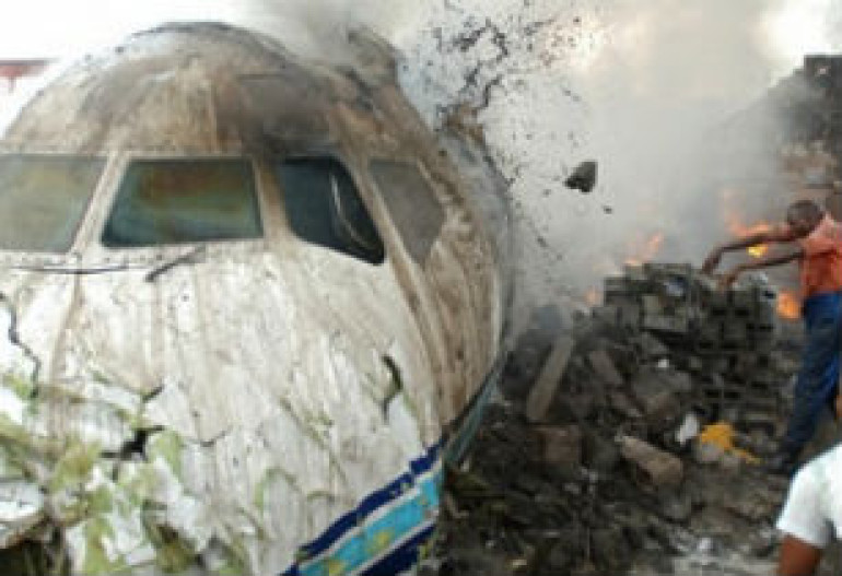 В Гане самолет врезался в автобус - погибли 10 пассажиров (фотографии)