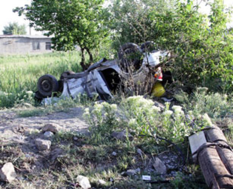 В Араратской области Армении «Опель» врезался в два электрических столба (фото)