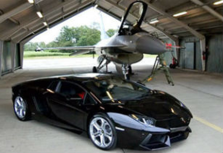 Lamborghini Aventador-ը մրցում է F-16 կործանիչի հետ (տեսանյութ)