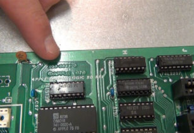 Любитель старой техники восстановил Apple II (фото, видео)