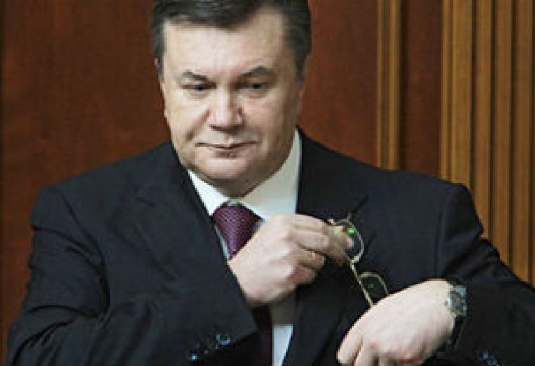 Янукович подписал закон о тотальном запрете курения