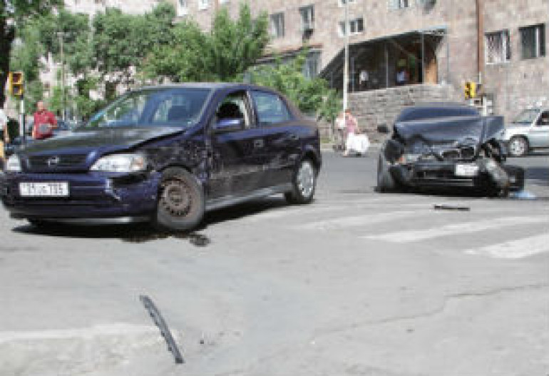 В ДТП в Ереване столкнулись Opel и BMW 
