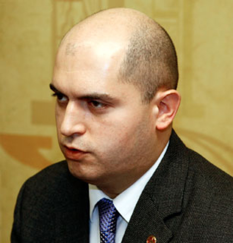 Первоклассники Армении получат компьютеры – Армен Ашотян 