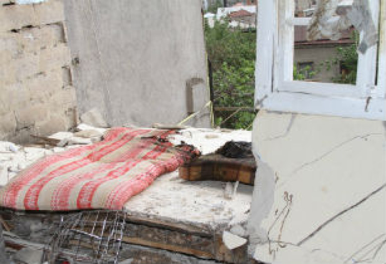 В ереванской квартире на улице Чаренца произошел взрыв: 2 человека госпитализированы