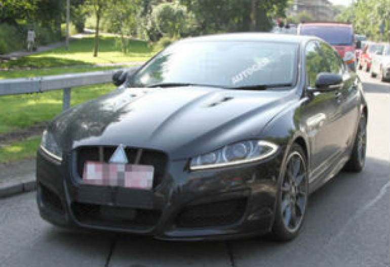 «Заряженный» Jaguar XFR-S покажут в ноябре