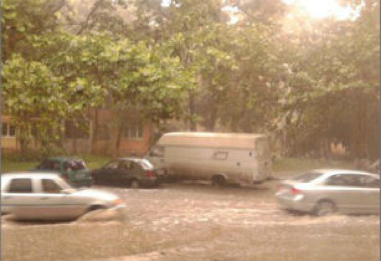 Одессу накрыла буря - град размером с грецкий орех, часть города затоплена (видео)