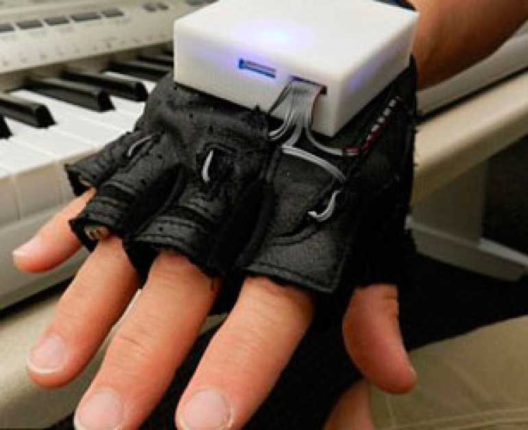 E-glove teaches people to play piano
