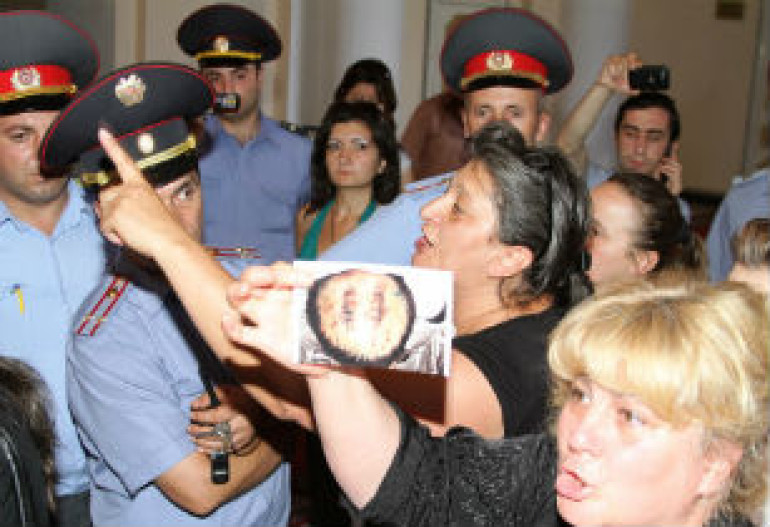 Родители погибших в армянской армии солдат вошли в здание правительства (фото, видео)