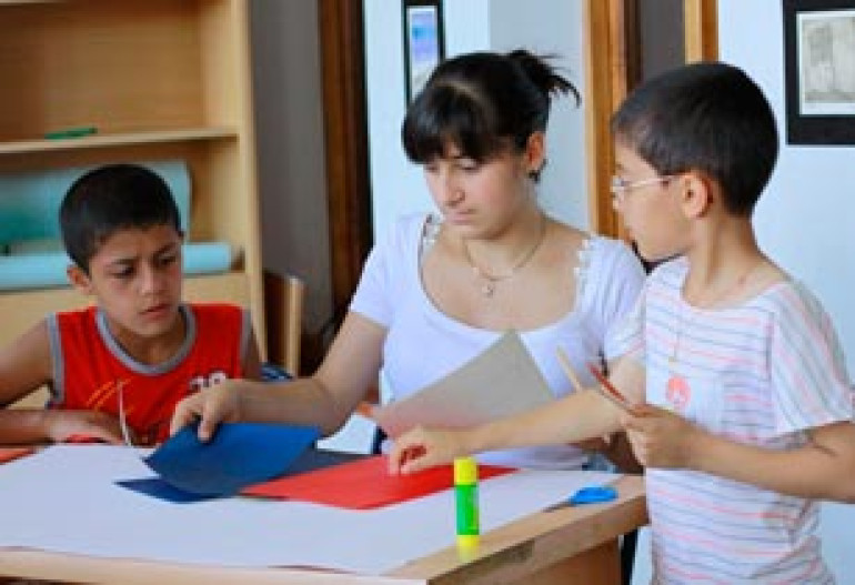 Children’s appliqué contest in Shoushi