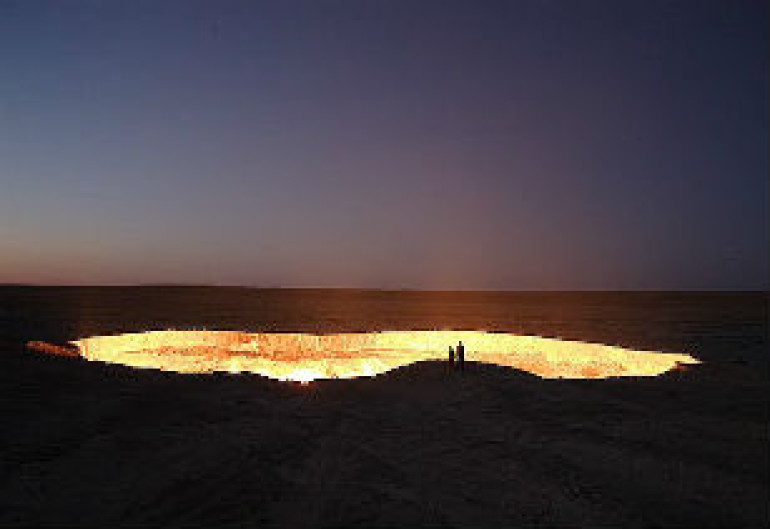 Giant hole in Turkmenistan desert on fire for over 40 years (photos, video)
