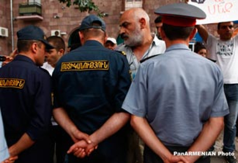 Сотрудники Полиции РА не позволили Вардгесу Гаспари перейти улицу и выразить свой протест перед резиденцией президента (видео) Сотрудники Полиции РА не позволили Вардгесу Гаспари перейти улицу и выразить свой протест перед резиденцией президента (видео)