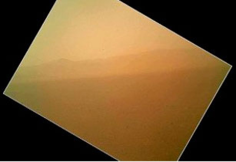 Марсоход Curiosity передал первый цветной снимок с Марса
