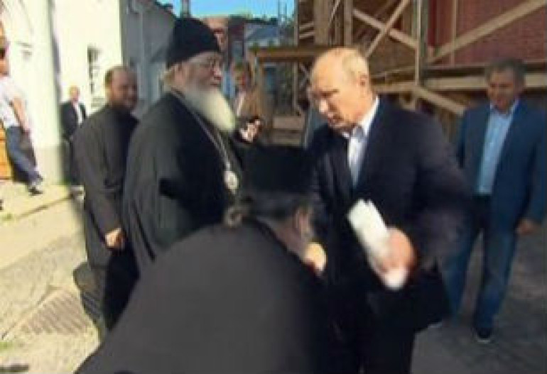 Священнослужитель поцеловал Путину руку (видео)
