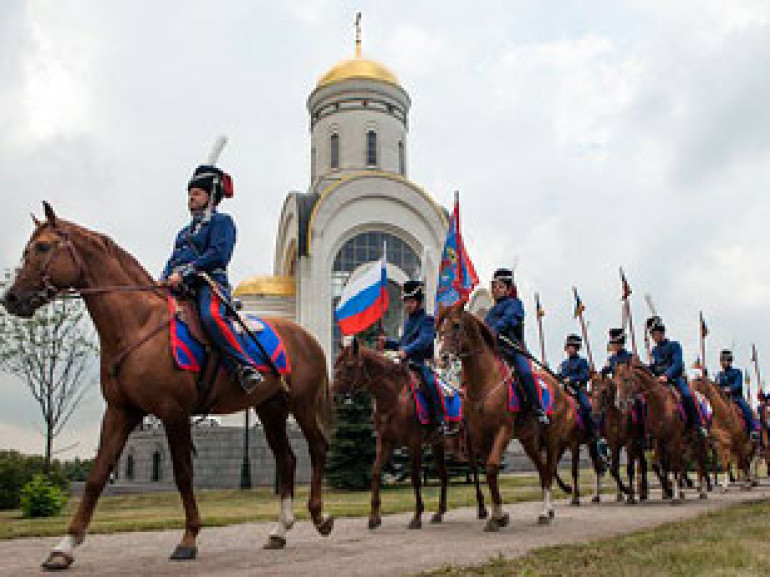 Российские казаки отправились верхом из Москвы в Париж