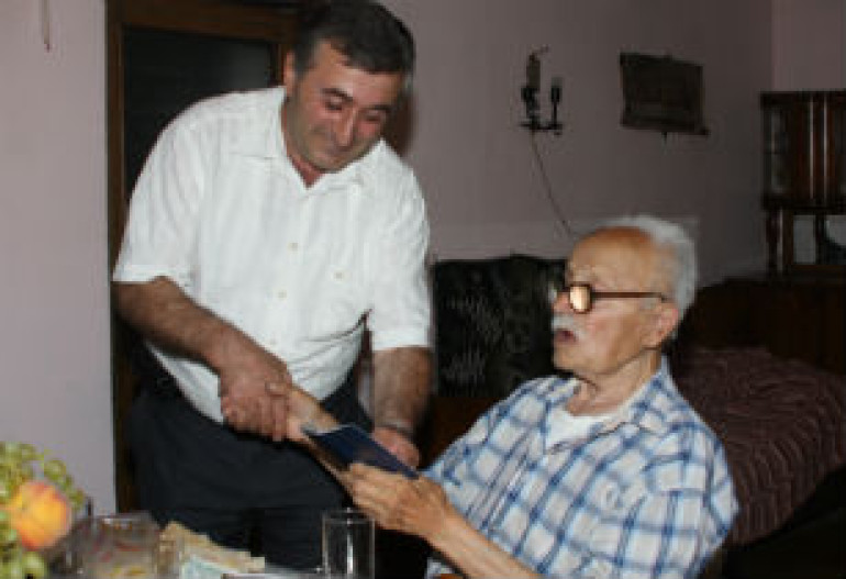 Переживший две мировые войны и Геноцид армян 104-летний дедушка Мовсес получил новый паспорт (фотографии)
