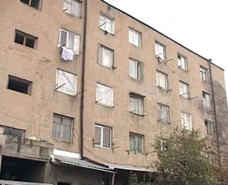В Ереване 71-летний мужчина упал с 3-ого этажа и умер 