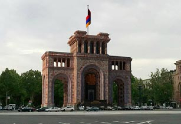 Президенту Армении отправили предложение о строительстве арочного сооружения на площади Республики (фото)