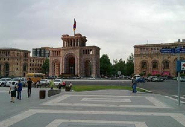 Construction of three-arched building in Yerevan Republic Square not serious, expert says