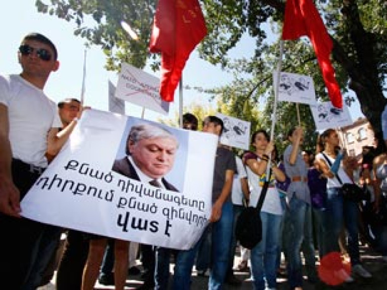 НАТО обязан следить за делом Сафарова: у резиденции президента Армении прошла акция протеста (фото)
