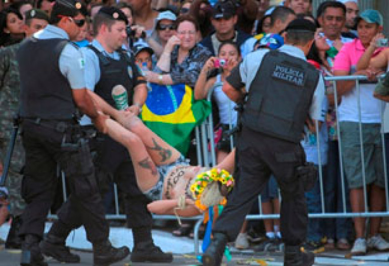 Украинки из FEMEN сорвали открытие парада в Бразилии