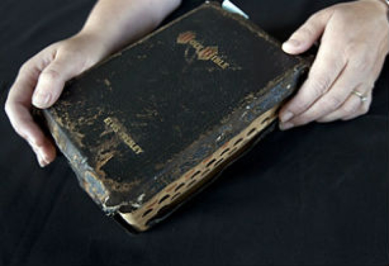  Elvis Priestley’s bible sells for $92,000