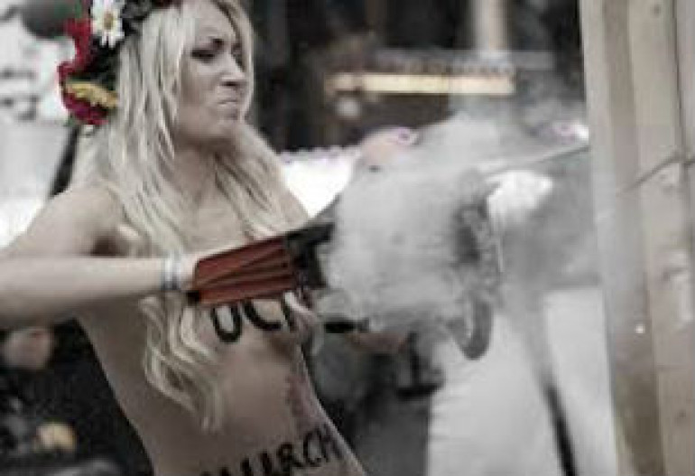 Активистки FEMEN спилили кресты в Нидерландах
