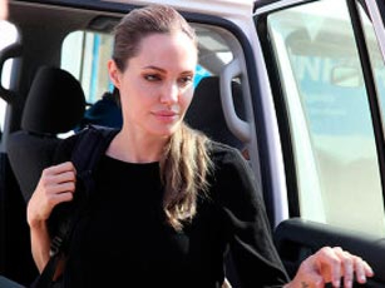 Актриса Анджелина Джоли посетит лагеря для сирийских беженцев в Турции