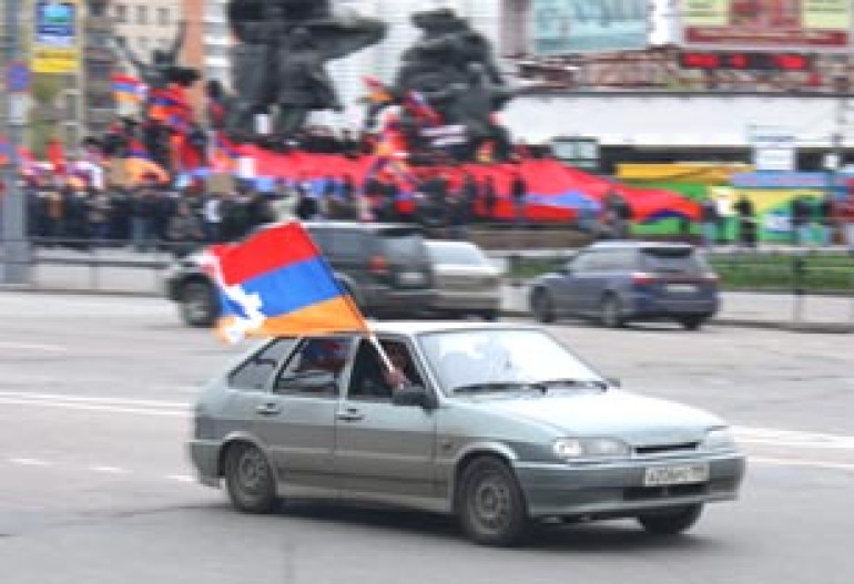 В Москве акция протеста против помилования Сафарова проходит мирно, в ней участвует также Владимир Жириновский