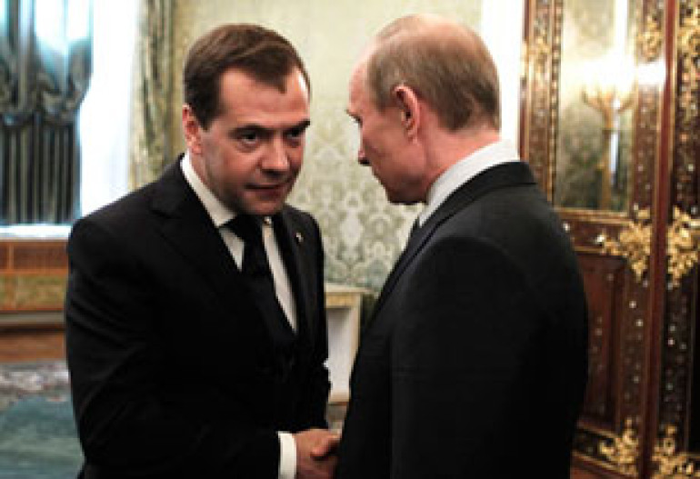 Путин подарил Медведеву картину в стиле соцреализма