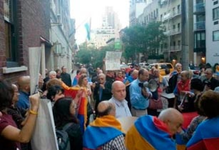 Армяне Франции в Париже организовали акцию протеста перед посольством Азербайджана 