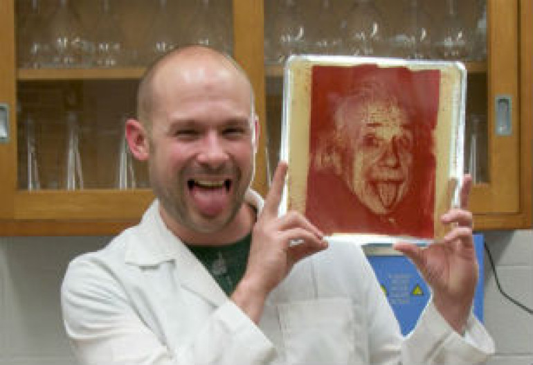 Former scientist uses bacteria to create art