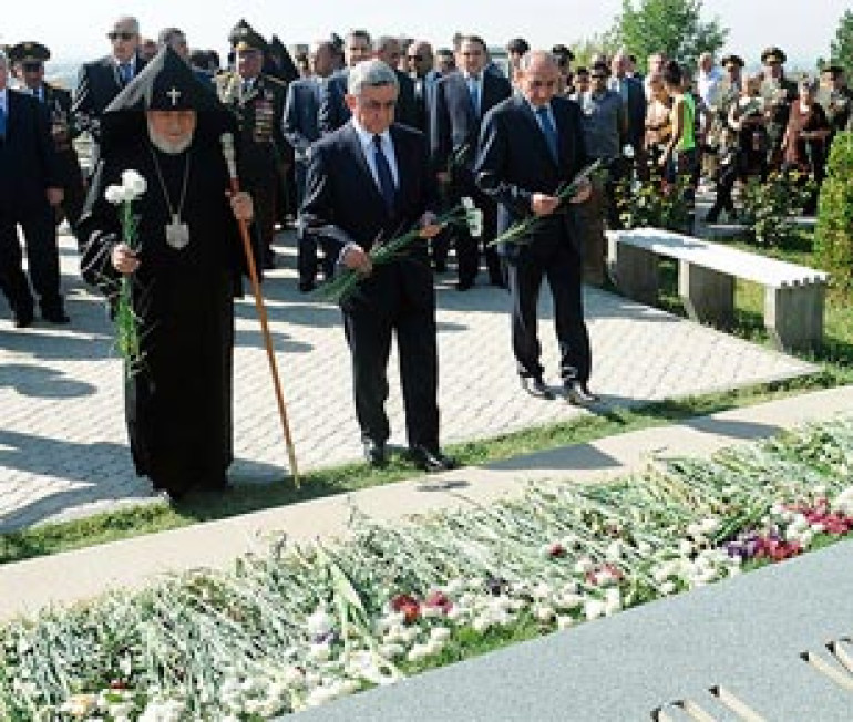  Серж Саргсян и Бако Саакян посетили пантеон «Ераблур» в Ереване  
