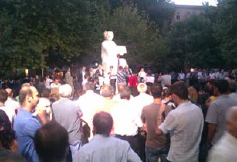 АНК во главе с Левоном Тер-Петросяном отметил День независимости Армении в сквере Сарьяна (видео)