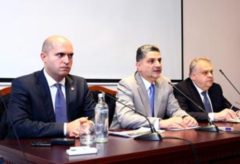 Премьер Армении поручил поднять зарплаты преподавателей Педагогического университета на 40%