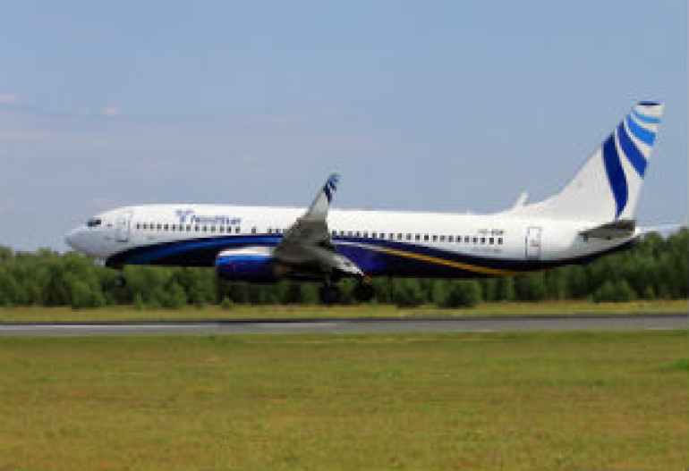 Пассажирский Boeing экстренно сел в Красноярске из-за проблем с двигателем