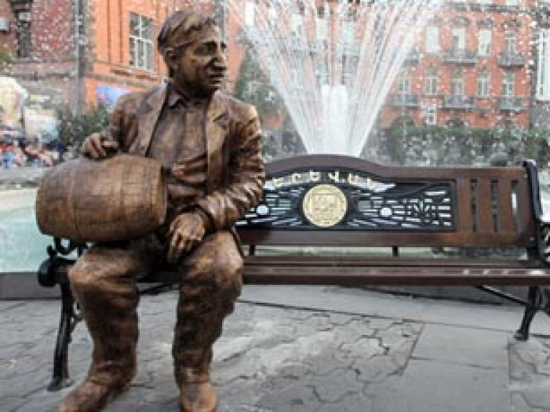 В Ереване будут установлены памятники Паруйру Севаку, Тиграну Петросяну и еще 5 великим армянам 